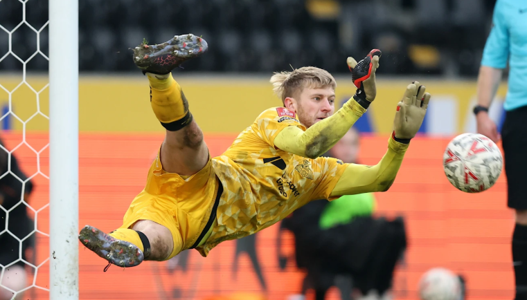 利物浦光头后卫_利物浦门将头球绝杀_